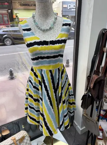 Robe rayée jaune bleu noir